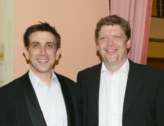 Innviertler Symphonie Orchester-Dirigent Nicholas Milton mit dem Präsidenten des ISO, Martin Burgstaller.
