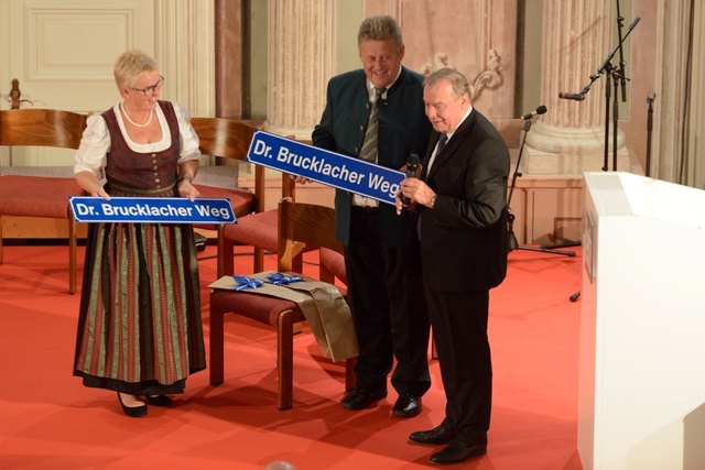 Die beiden Ortschefs Berta Scheuringer und Matthias Bauer (Mitte) mit Dieter Brucklacher. | Foto: Gemeinde Riedau