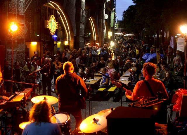 Festival-Feeling pur: Auf 19 Bühnen wird beim Gürtel Nightwalk unter freiem Himmel gerockt. | Foto: Foto: Pressefoto Votava