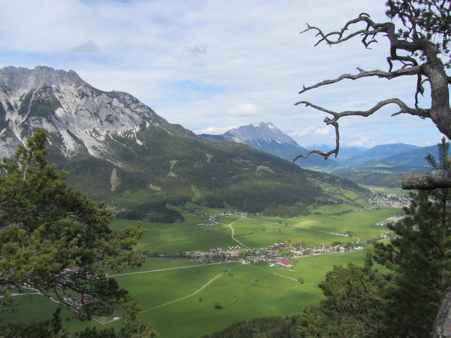 Ein unglaublicher Blick in das Ennstal eröffnet sich dem Wanderer am Gipfel des Berges.