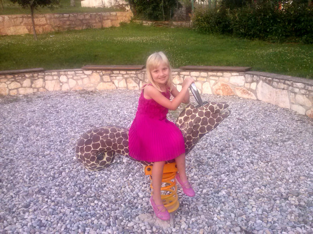 Claudia erholt sich am Spielplatz vom...spielen! :-)