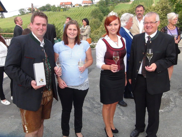 Auch Weinhoheit Bernadette I. und Silberberg-Direktor Anton Gumpl gratulierten Nicol und Gustav Schneeberger zum gelungenen Neubau des Buschenschanks.