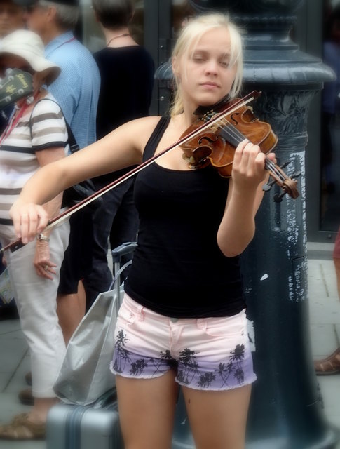 ... zur Musik. Geigerin am Graben, Wien.