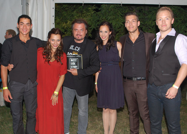 Werner Auer mit den Hauptdarstellern Roberto Martinelli, Alixa Kalasz, Daniela Lehner, Christoph Apfelbeck und Johann Bech