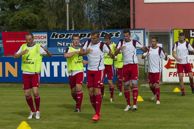 Unsere Mannschaft beim Aufwärmen vor dem Match.