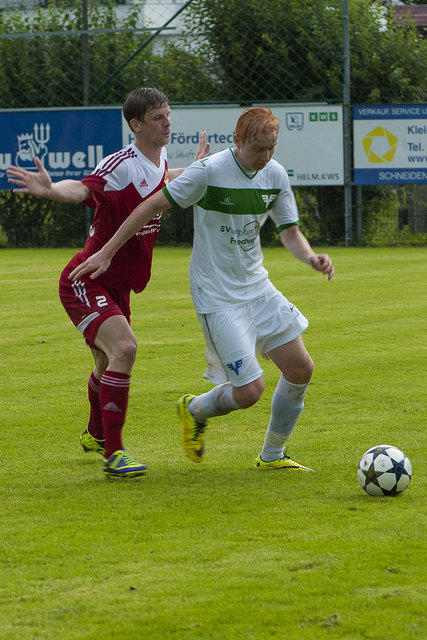 Neuzugang Marco Koll attackiert einen Gegenspieler.