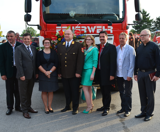 ÖVP-Obmann Martin Kabicher, ÖVP-Landtagsabgeordneter Franz Rennhofer, Monika Rauhs, Kommandant Wolfgang Schweidl, Patin Bianca und SPÖ-Bürgermeister Stefan Wöckl, Vize Franz Bauernfeind und Pfarrer Juraj Bohynik