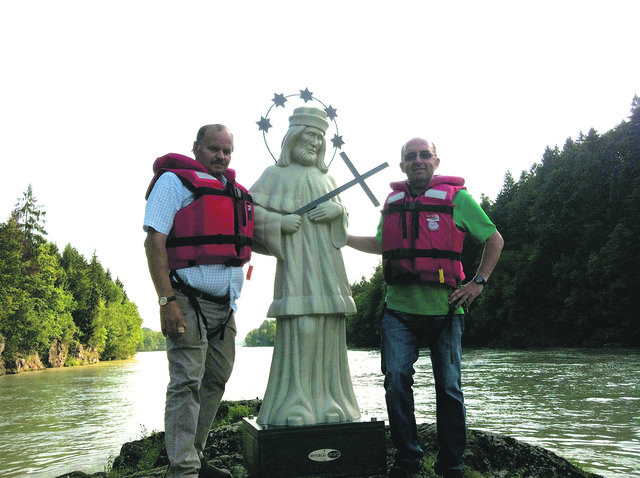 Bürgermeister Mayr und Galerieleiter Prof. Beham neben der neu errichteten Statue