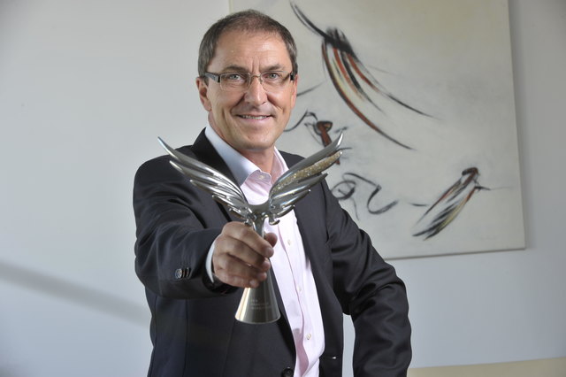 Volkmar Fussi, Obmann der Kärntner Werber, mit der begehrten Creos-Trophäe | Foto: Creos