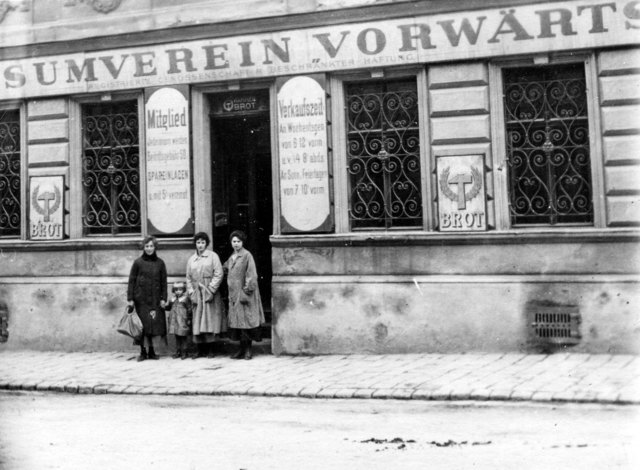 Die Großmutter meiner Frau vor der Filiale des Konsum, wo sie beschäftigt war. Man beachte, die Öffnungszeiten auch am Sonntag und als es noch Hammerbrot sowie die 5% Zinsen auf Spareinlagen gab - wo sind die Zeiten.