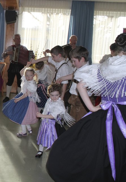 Die Kinder der Volkstanzgruppe bereits sich schon eifrig auf ihren Auftritt vor. | Foto: Privat