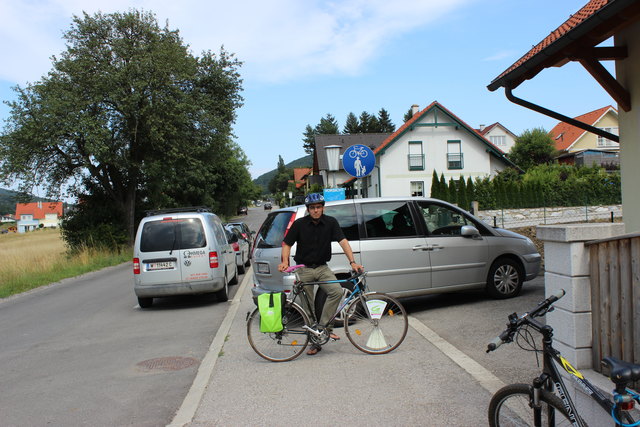 Die Leiden der Radfahrer: Ein parkendes Auto verstellt Süß den Weg am neuen Mehrzweckstreifen auf der Liesinger Straße.