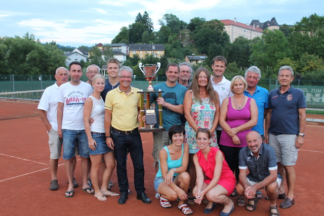 Harald Klammer (sportliche Leitung) und Rainer Barth (Sektionsleiter Tennis) freuen sich mit der Greiner Mannschaft über den AGA-Cup Sieg. | Foto: privat