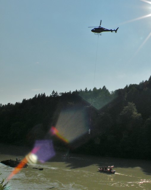 Helikoptertransport der Statue