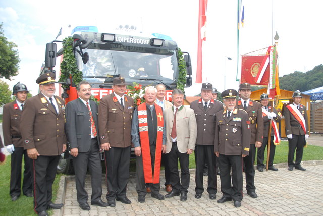 Das neue Einsatzfahrzeug mit Ehrengäste mit Pfarrer Monsignore Johann Leopold , der die Segnung durch führte.
