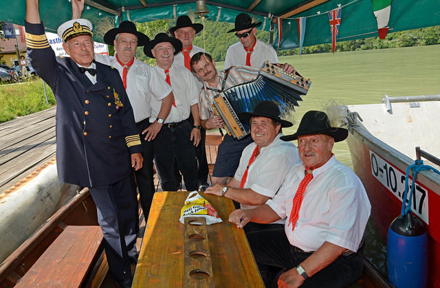 Die Schiffsleute, mit Obmann Anton Witti, in historischer Tracht beim Anlegen der Zille. | Foto: Pointinger