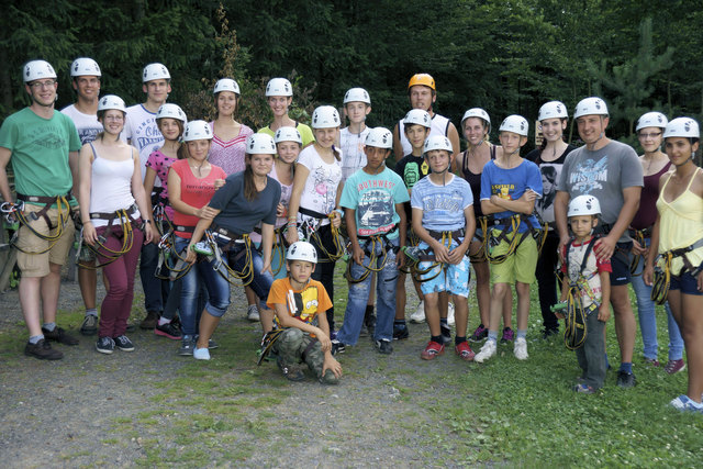 Die angereisten Waisenkinder aus Saniob und Landjugend-Teammitglieder im Kletterpark bei der Rosenburg.
