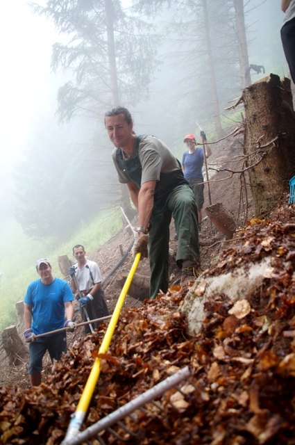 Ulf aus Niederösterreich beim „Fegen“ des Waldbodens.