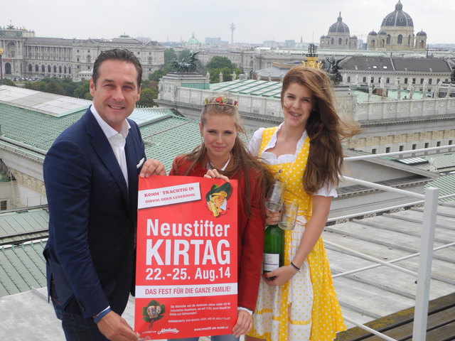 Döblinger Weinprinzessin ANNA I und Hiatamadl Stefi übergeben HC Strache das offizielle Kirtagsplakat. Dieser hat spontan seinen Besuch zugesagt.