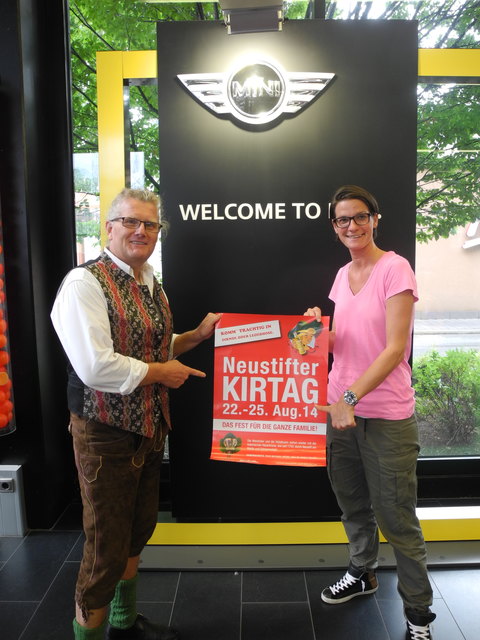 Mini Wien Heiligenstadt ein neuer Partner vom Neustifter Kirtag hier M.Eischer mit Claudia Schulik