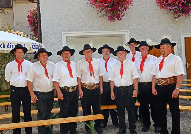 Die Schiffsleute des oberen Donautals in historischer Tracht. | Foto: Pointinger