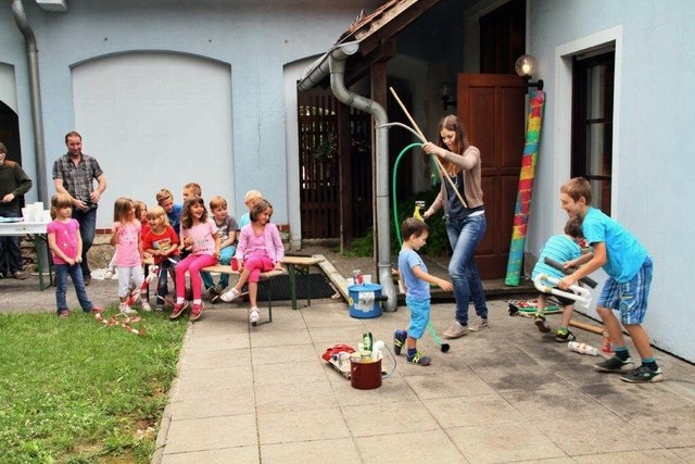 Franz Kollmann, die Kinder und Anja Lueger (v.l.) | Foto: Foto: Samir Yousif