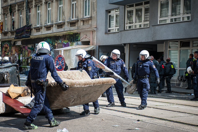 Die Barrikaden werden weggeräumt. | Foto: A. Edler