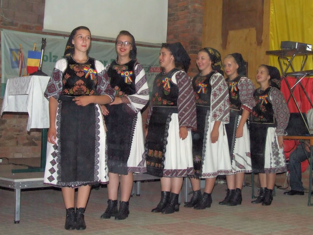 Bistritzer Mädchen in typischer Tracht.