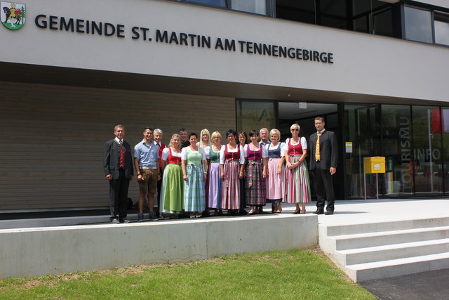 Die Gemeindebediensteten samt Bürgermeister Hannes Schlager (re.) begrüßten die Besucher bei der Einweihung des neuen Gemeindeamtes. | Foto: Gmd. St. Martin