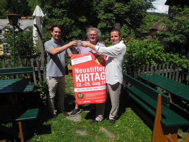 Heurigengemeinderat Dominik Nepp Michael Eischer und LAbg. T.Mahdalik freuen sich auf den Neustifter Kirtag