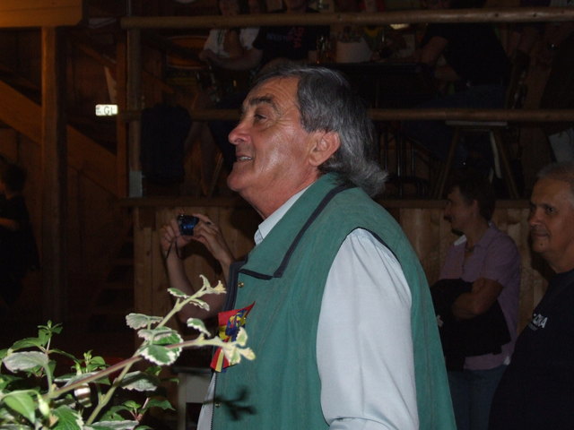 Florin Flămând wirft stets ein kritisches Auge auf seine singende und tanzende Compagnie.