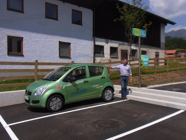 Bürgermeister Hannes Schlager lässt den Strom für E-Autos zur Forcierung des Angebotes anfänglich gratis fließen. | Foto: Gmd. St. Martin