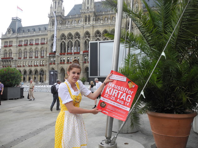 Unser Trachtenmädel Stefi hat sogar am Rathausplatz ein Kirtagsplakat gefunden