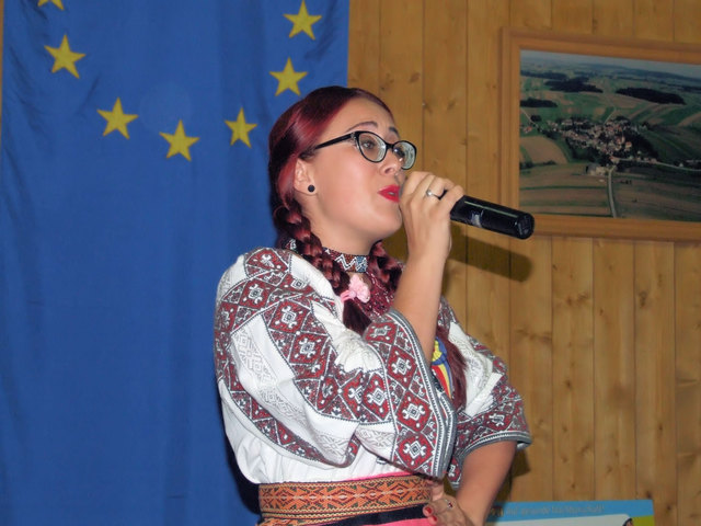 Bianca Bertel sang rumänische Volkslieder.