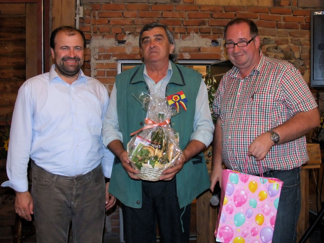 Choreograf Florin Flămând (Bildmitte) tauschte mit Bürgermeister Elsigan Gastgeschenke aus.