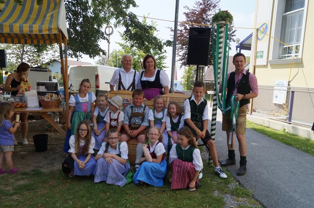 hinten v.l.n.r. Viktor Ebner, Helga Vorraber, Bgm. und Obmann Thomas Wild, Kindertanzgruppe