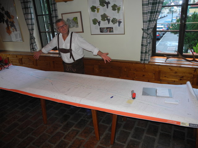 Die Einteilung der Stände und Heurigen ist langwierige Knochenarbeit aber der Neustifter Kirtag belohnt jede Mühe