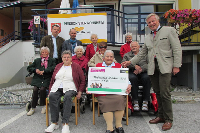 Zu sehen ist die Scheckübergabe an die Senioren des Pensionistenwohnheimes. | Foto: Pensionistenwohnheim St. Michael/Raiba St. Michael-Oberlungau