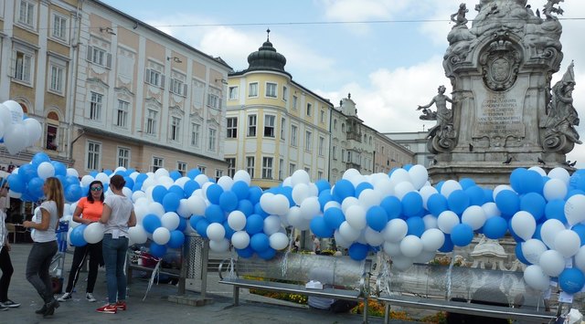 700 Luftballons werden startklar gemacht