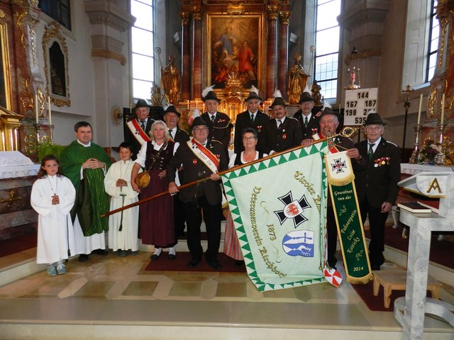 Die neue Vereinsfahne wurde in der Pfarrkirche St. Stephan geweiht. | Foto: Foto: Schwaiger
