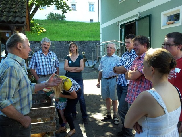 Alois Tragler stellt den LernpartnerInnen den Schlierbacher Bauernmarkt vor.