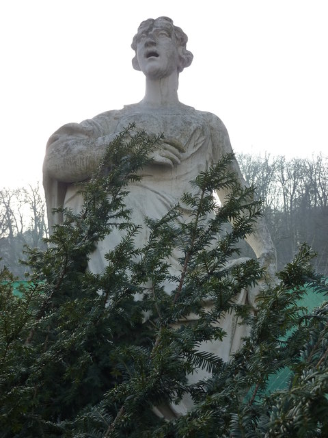 Monumental: die imposanten Statuen im Pötzleinsdorfer Schlosspark.
