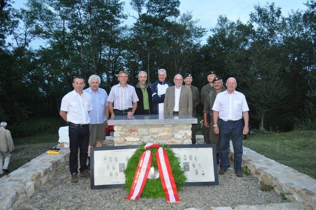 Gemeinderat Reinhard Geitzenauer, Pater Udo Fischer, Ortschef. Leopold Prohaska, Vize Josef Böck, Abt Columban Luser,
Oberst Herbert Egger, Brigadier Kurt Wagner, Major Volker Chytil, Vizeleutnant Johann Hirsch, Vize Walter Hinsmann.