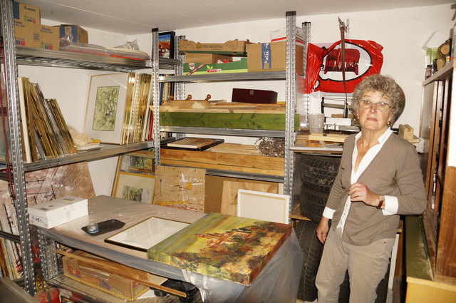 Sigrid Birgmann im Keller ihres Hauses, wo viele fertige Bilder gelagert sind.