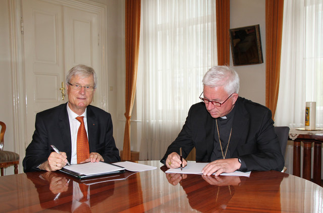 Erzbischof Franz Lackner (re.) und Siegfried Dillersberger (li.) unterzeichneten den Kooperationsvertrag zwischen der Erzdiözese und der Fachhochschule Kufstein Tirol – Privatstiftung. | Foto: EDS