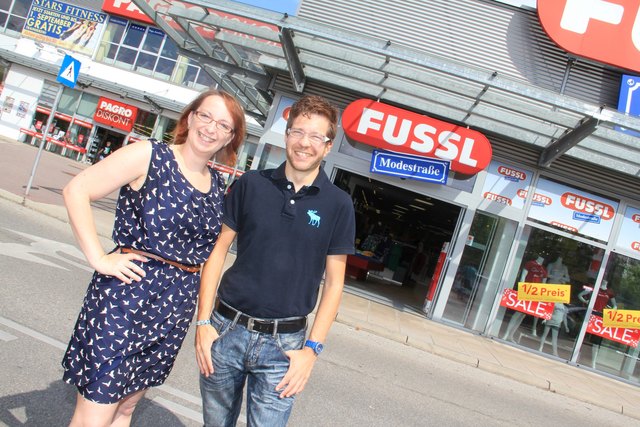 Die Redakteure Eva Dietl-Schuller und Christian Trinkl noch im Sommeroutfit, vor dem Umstyling. Wenn Sie sehen wollen, wie sie nachher ausschauen, müssen Sie weiterklicken.