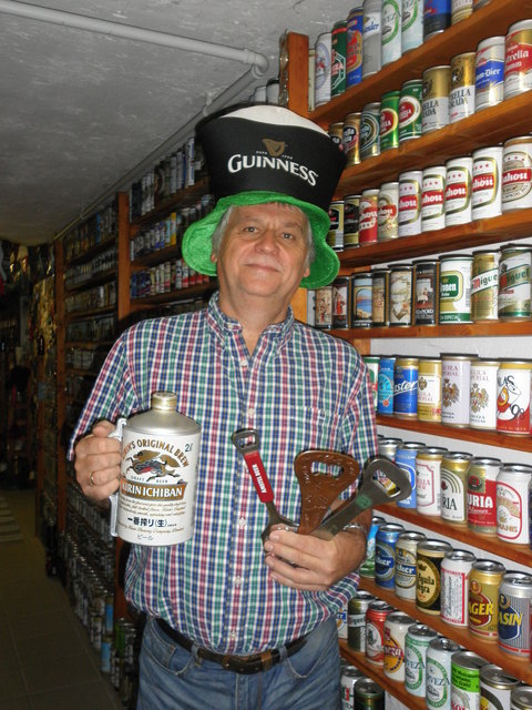 Der Oberwarter Kurt Balazs mit einigen Besonderheiten seines Bierariums