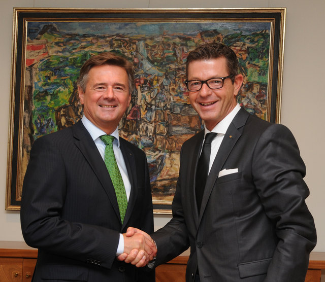 Raiffeisen-Generaldirektor Günther Reibersdorfer und Bezirksblätter Salzburg-Geschäftsführer Michael Kretz.