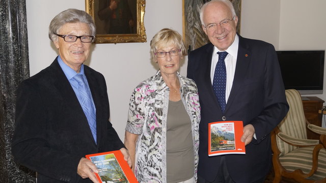 Buchautoren Helmut Pawelka und Angelika Jursitzka mit LTP Herwig van Staa (v. li.). | Foto: Foto: Landtagsdirektion