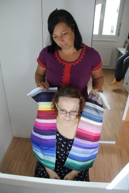Eva Dietl-Schuller und "ihre" Farbwelt. Vor allem jene rechts im Bild schmeichelt ihr. Eva ist eher der "kühle" Farbtyp.